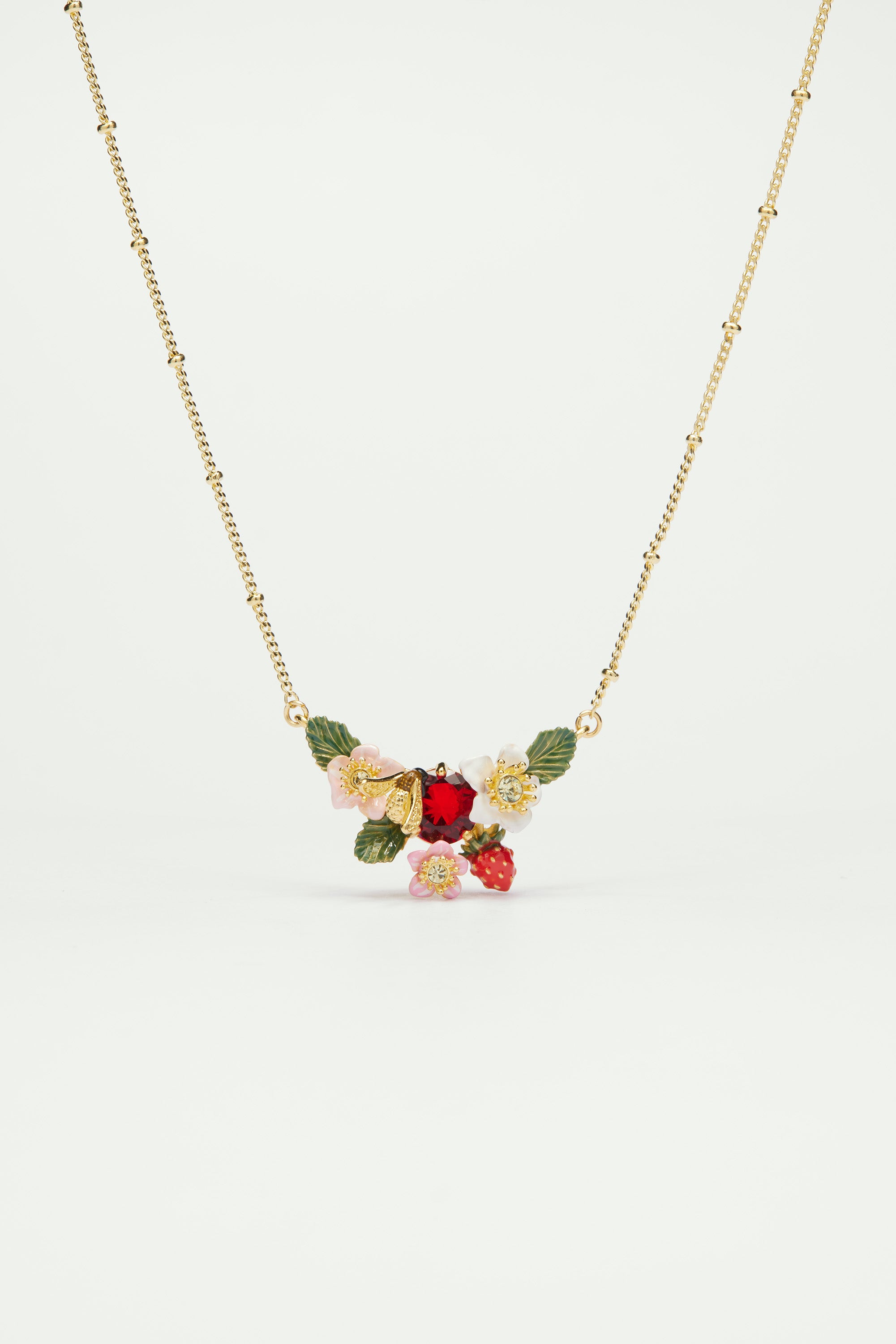 Collier plastron fraise des bois, fleurs de fraisiers et bourdon