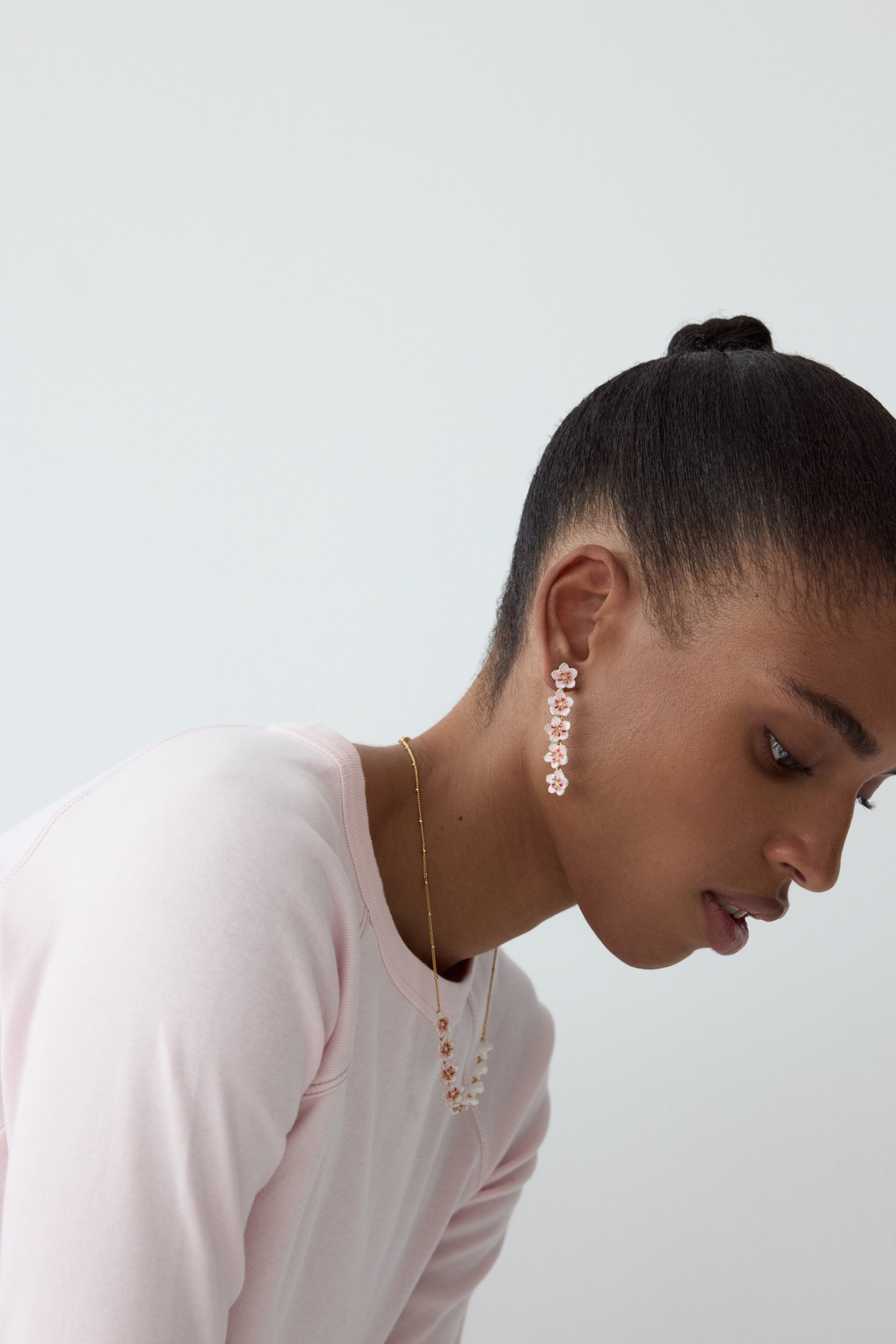 Boucles d'oreilles pendantes mini fleurs blanches de cerisier