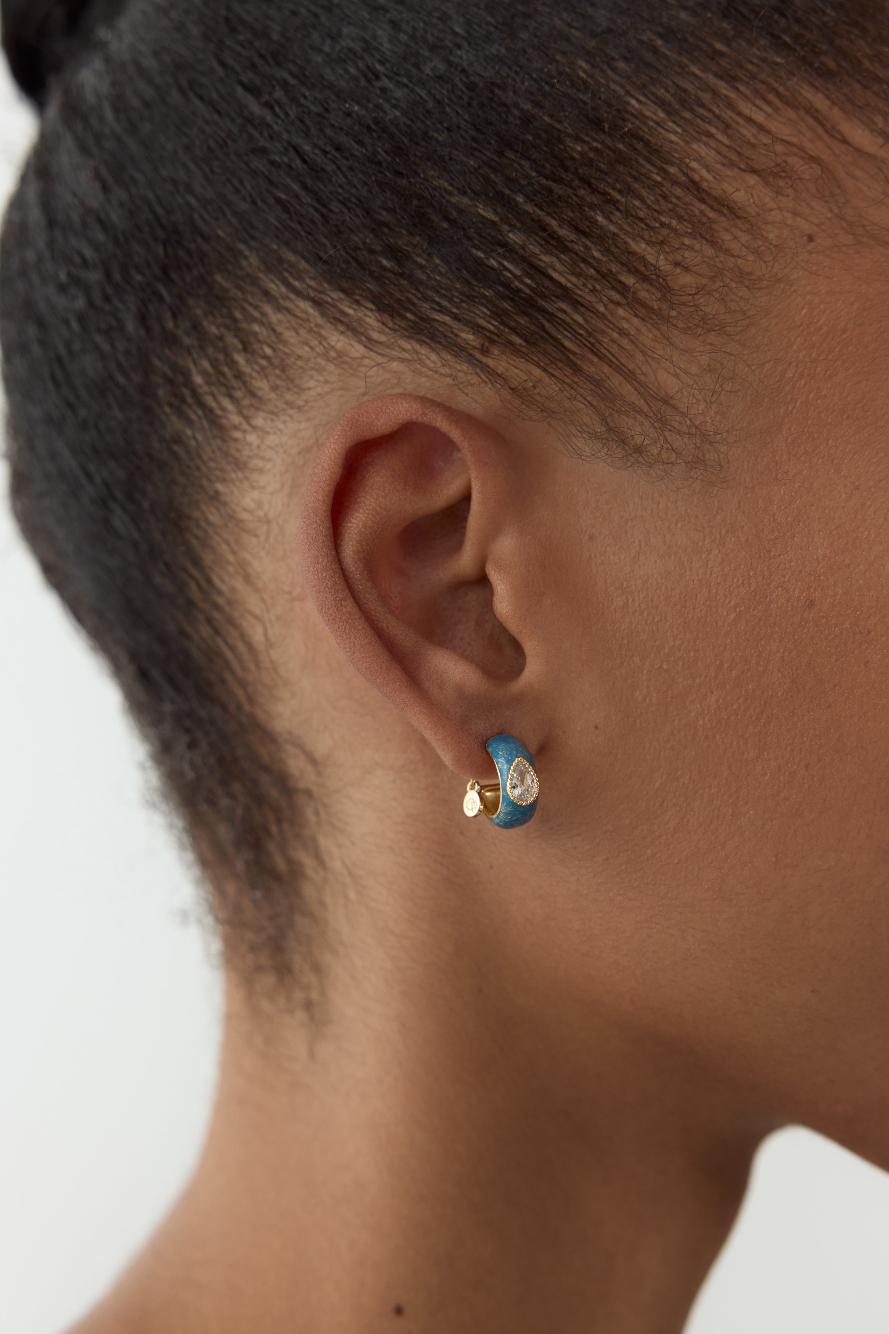 Boucles d'oreilles créoles bleues et et oxyde de zirconium