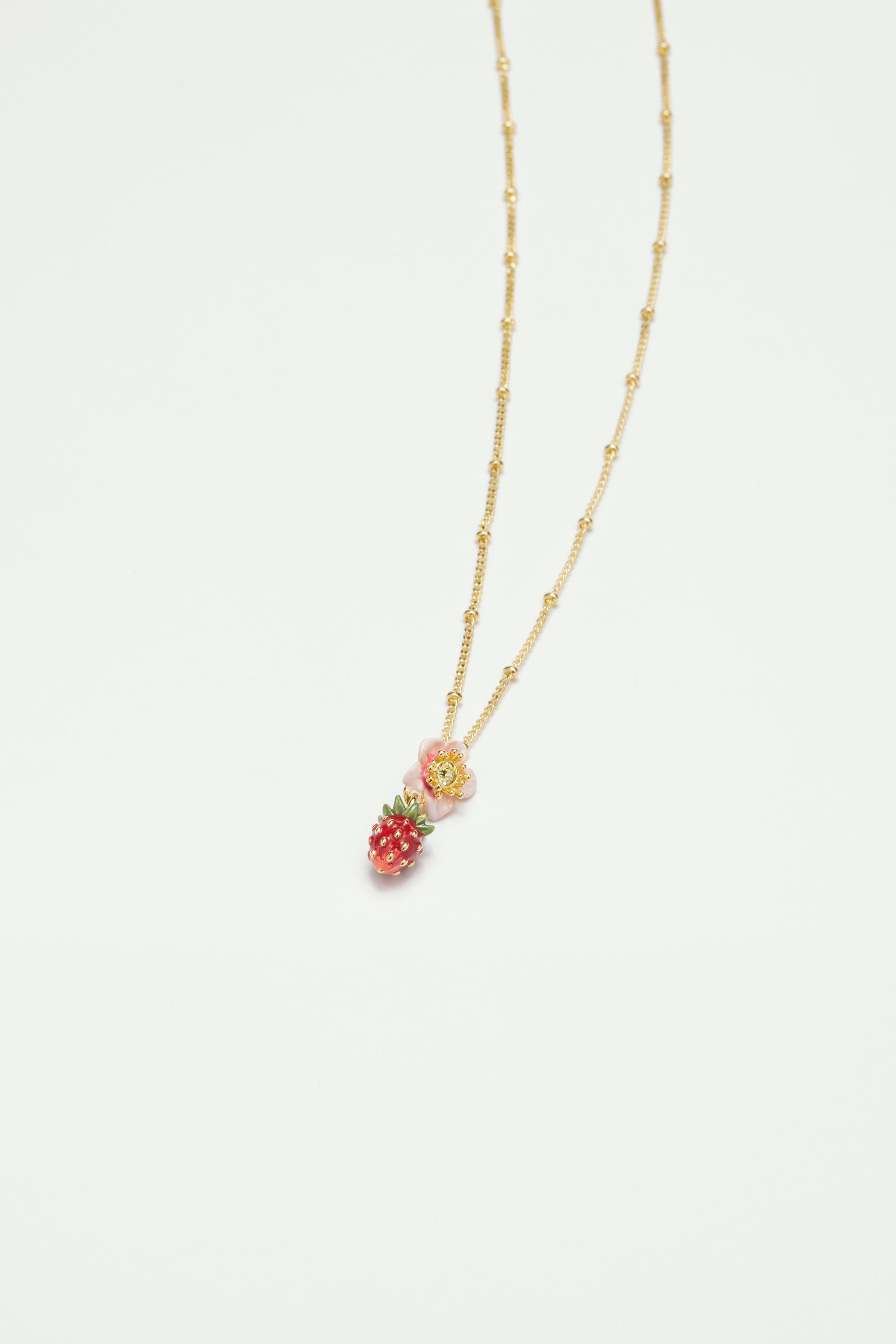 Collier pendentif fraise des bois et fleur rose