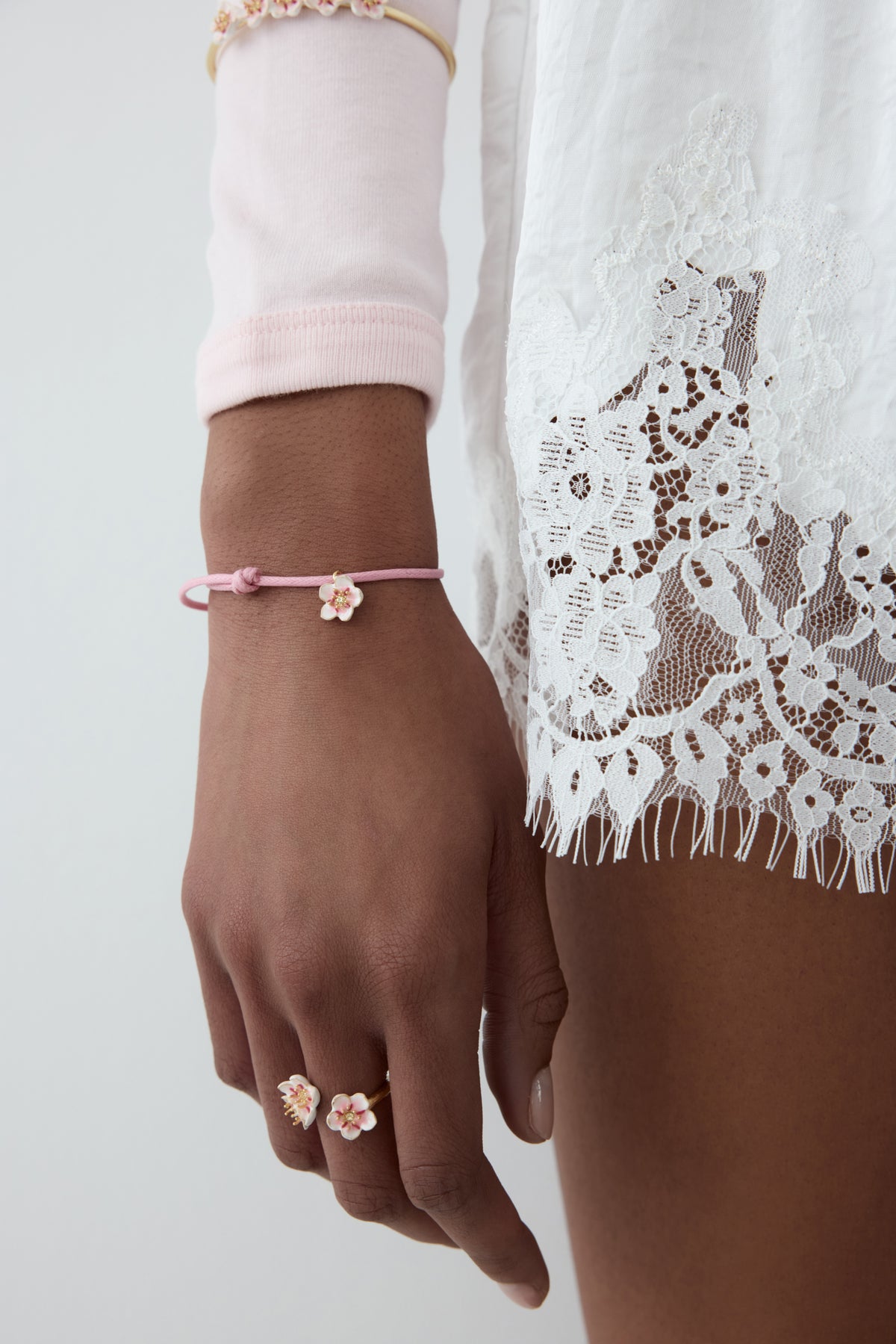 Bracelet cordon rose et mini fleur blanche de cerisier