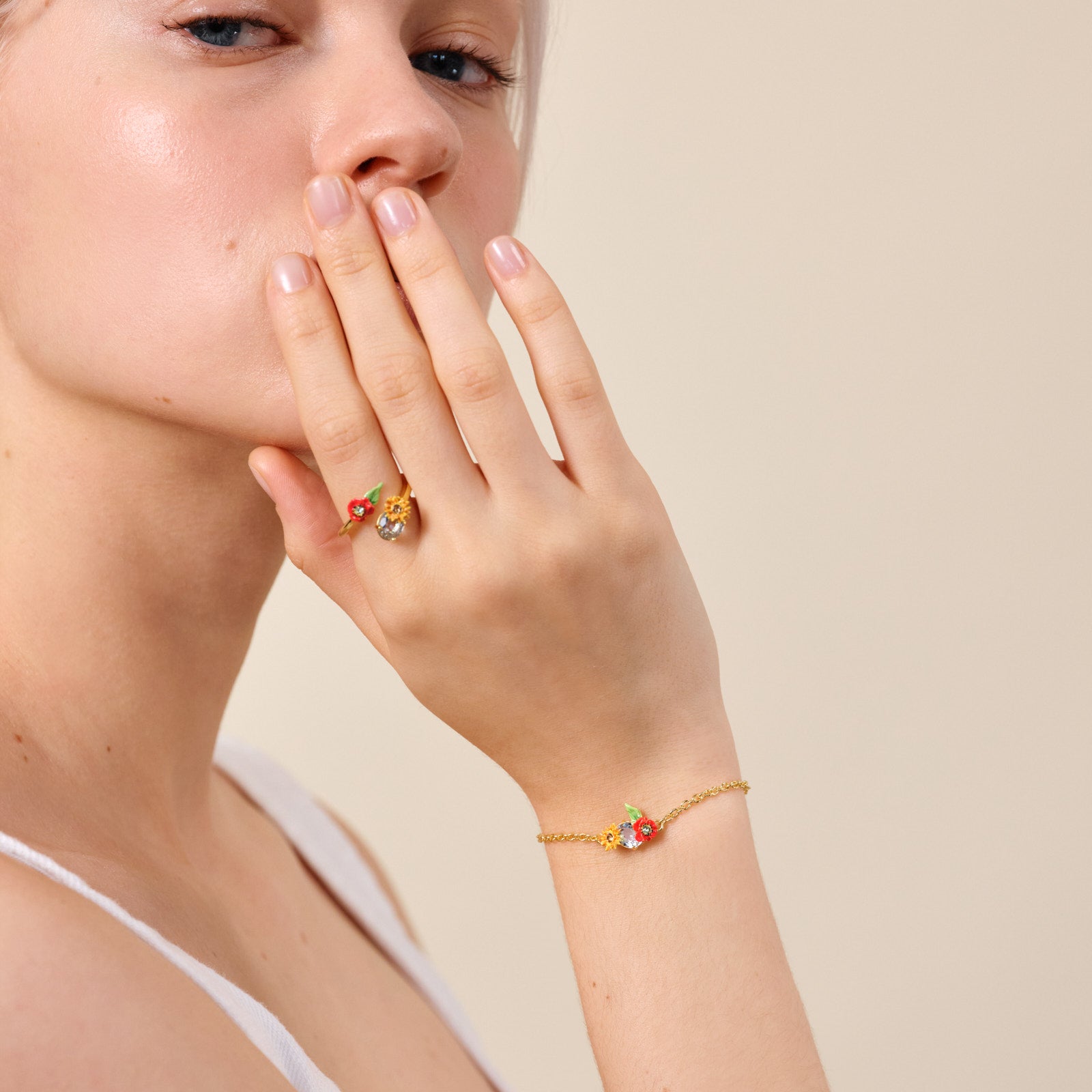 Bracelet fin coquelicots, fleur de tournesol et pierre en verre taillé bleu