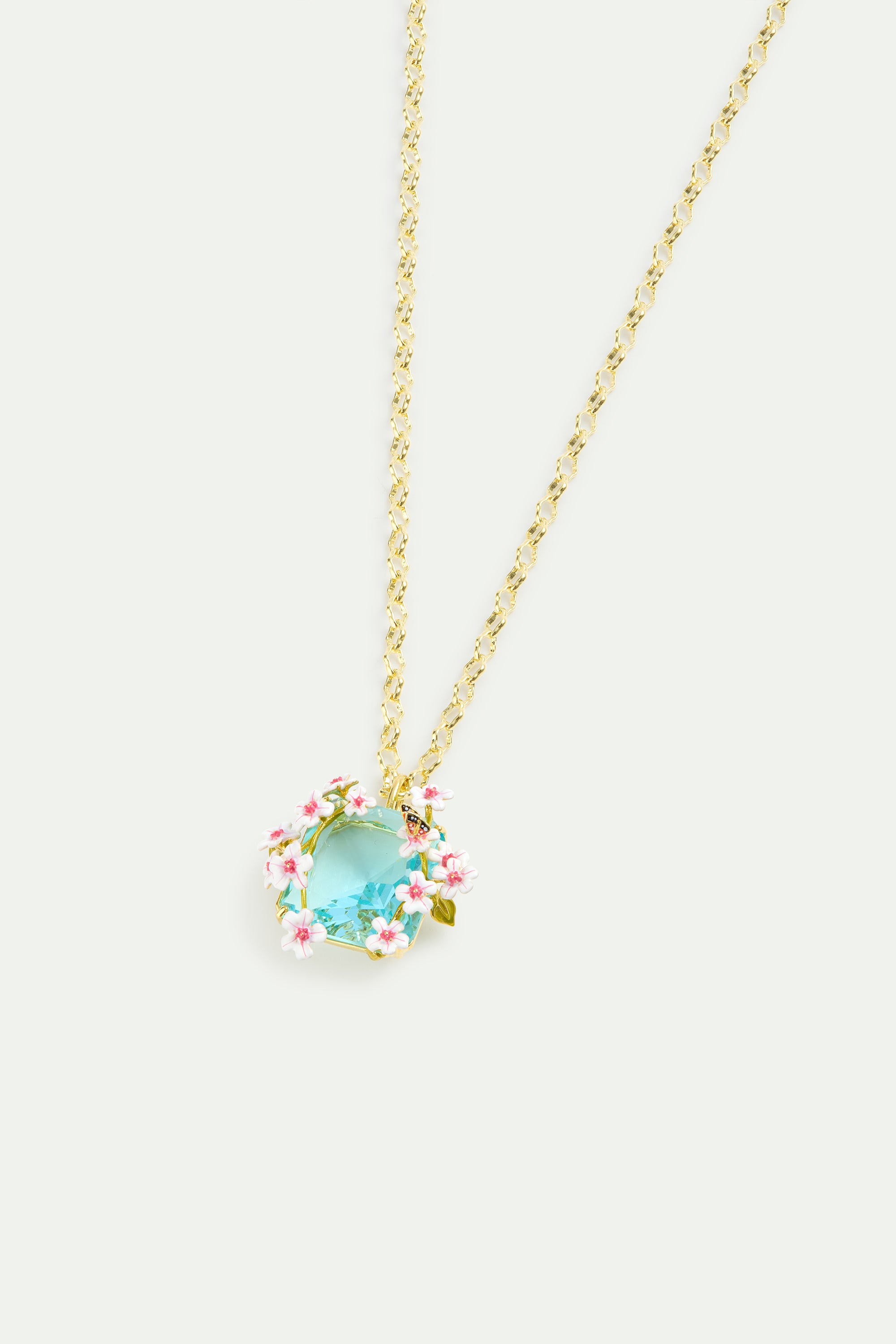 Collier pendentif pierre carrée facettée bleue, aubépines blanches et roses et papillon