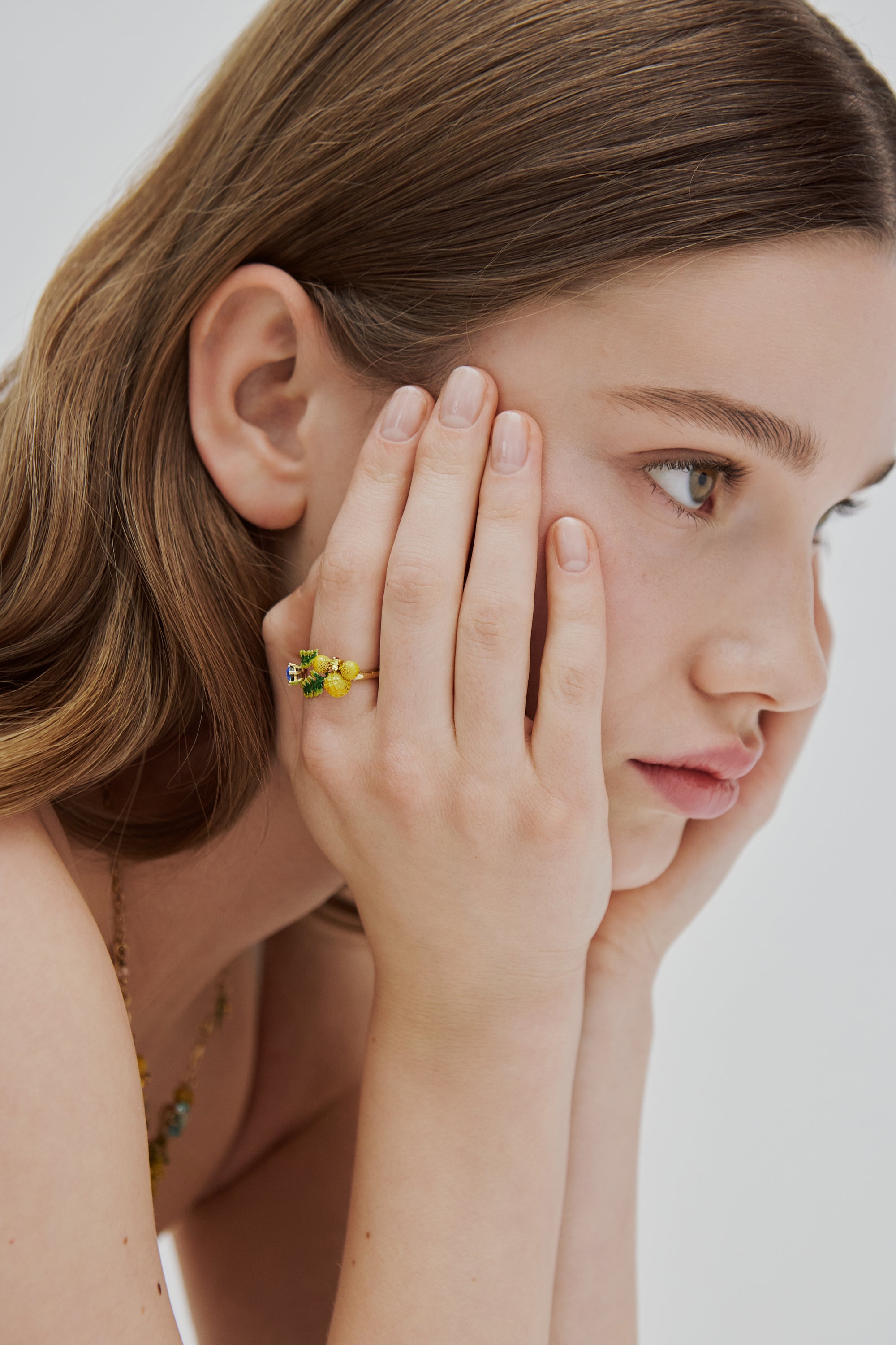 Anillo ajustable doble helechos y flores de mimosa