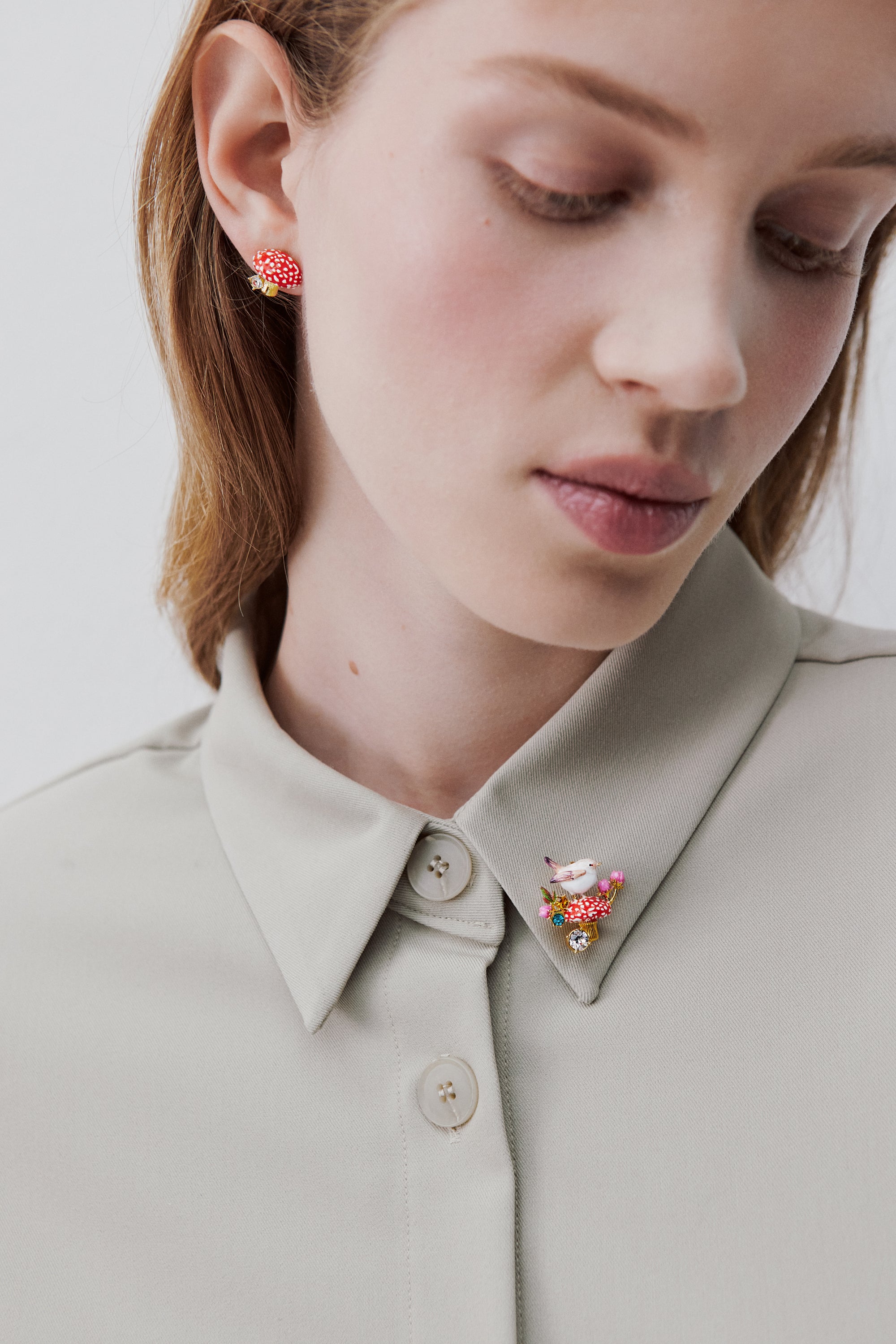 Broche plectrophane des neiges et champignon, bouton de rose et cristaux