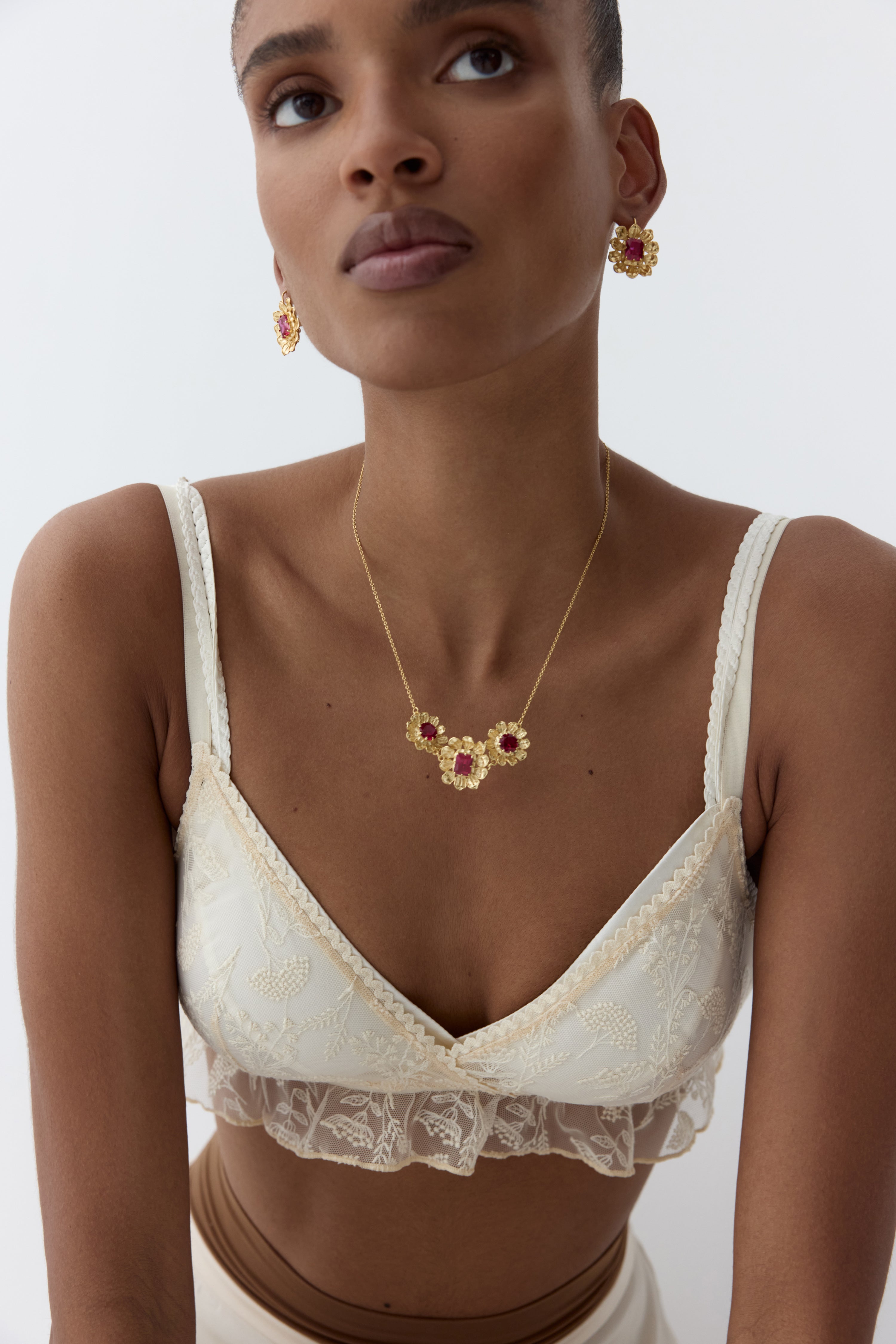 Collier plastron anémones dorées et pierres roses