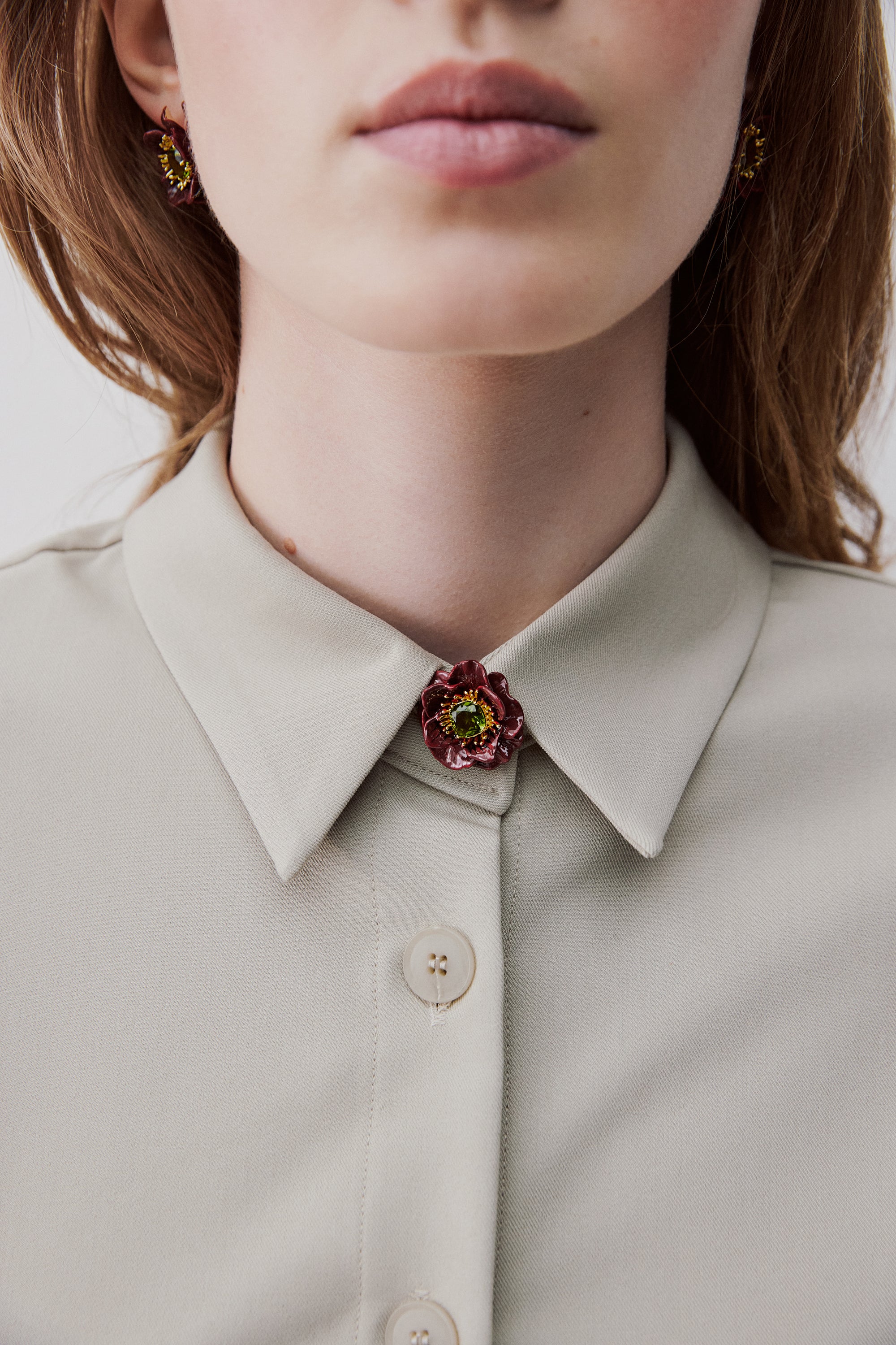 Broche flor de anémona burdeos y piedra facetada verde