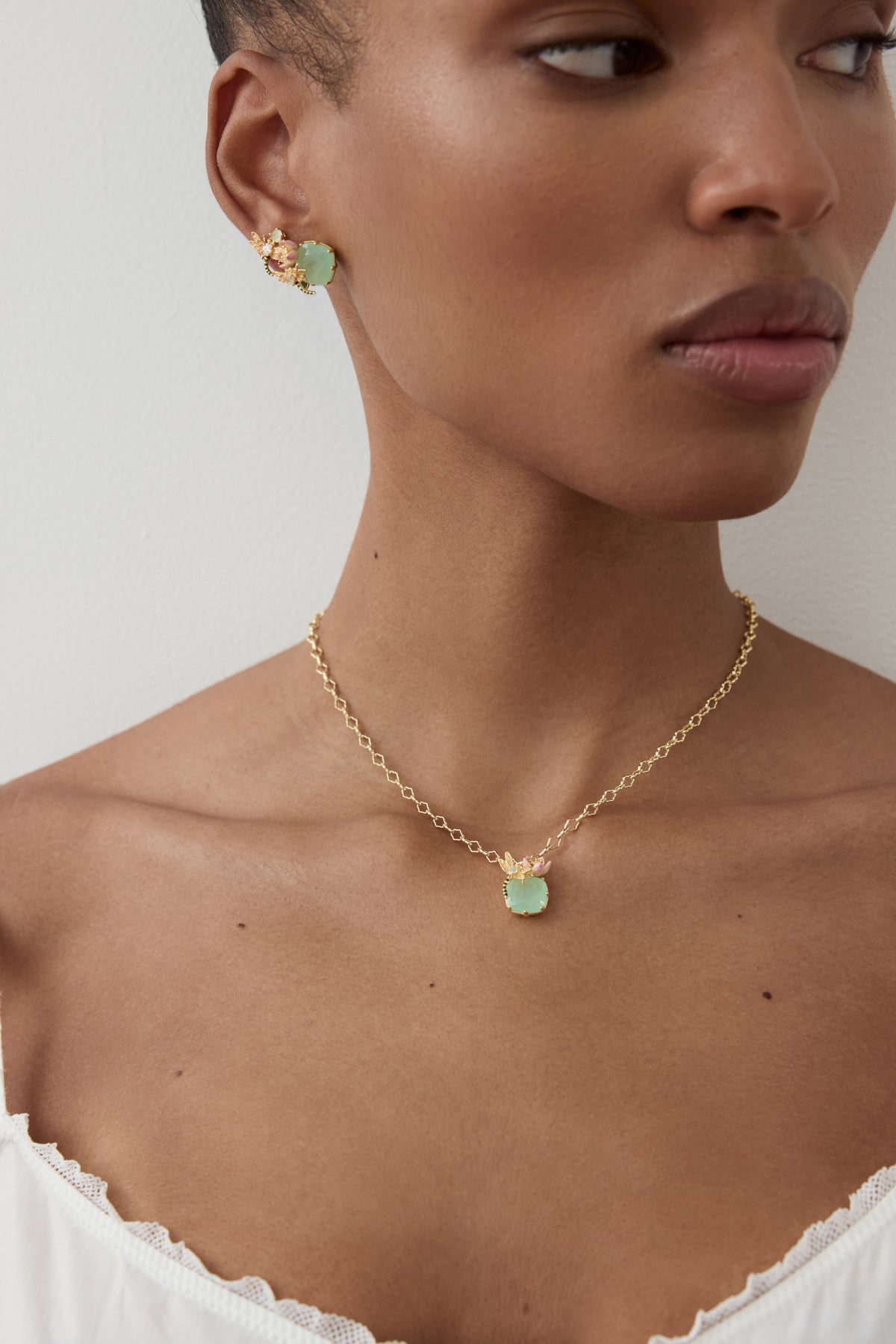 Collier pendentif pierre ronde verte, libellule, hellébore rose