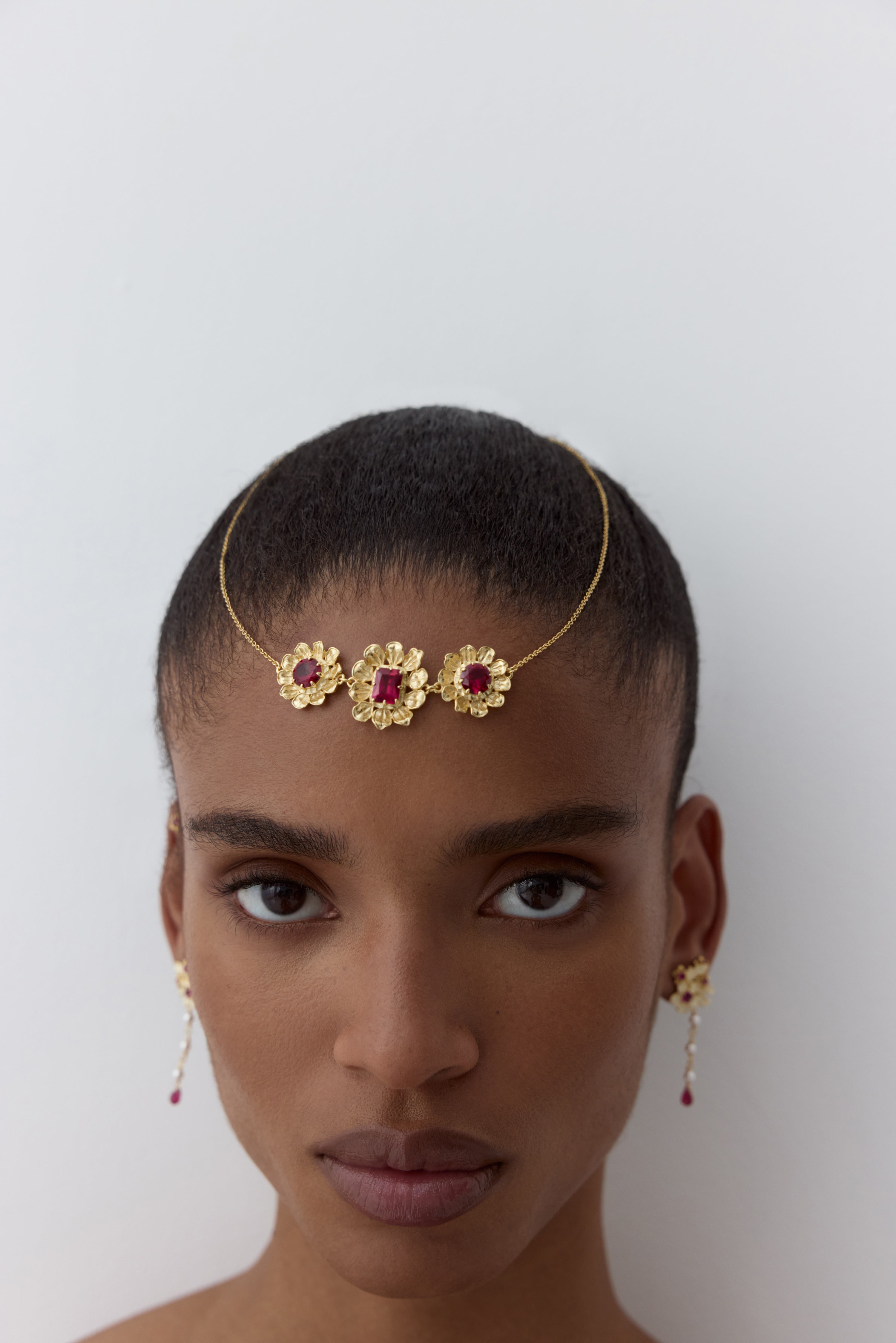 Collier plastron anémones dorées et pierres roses