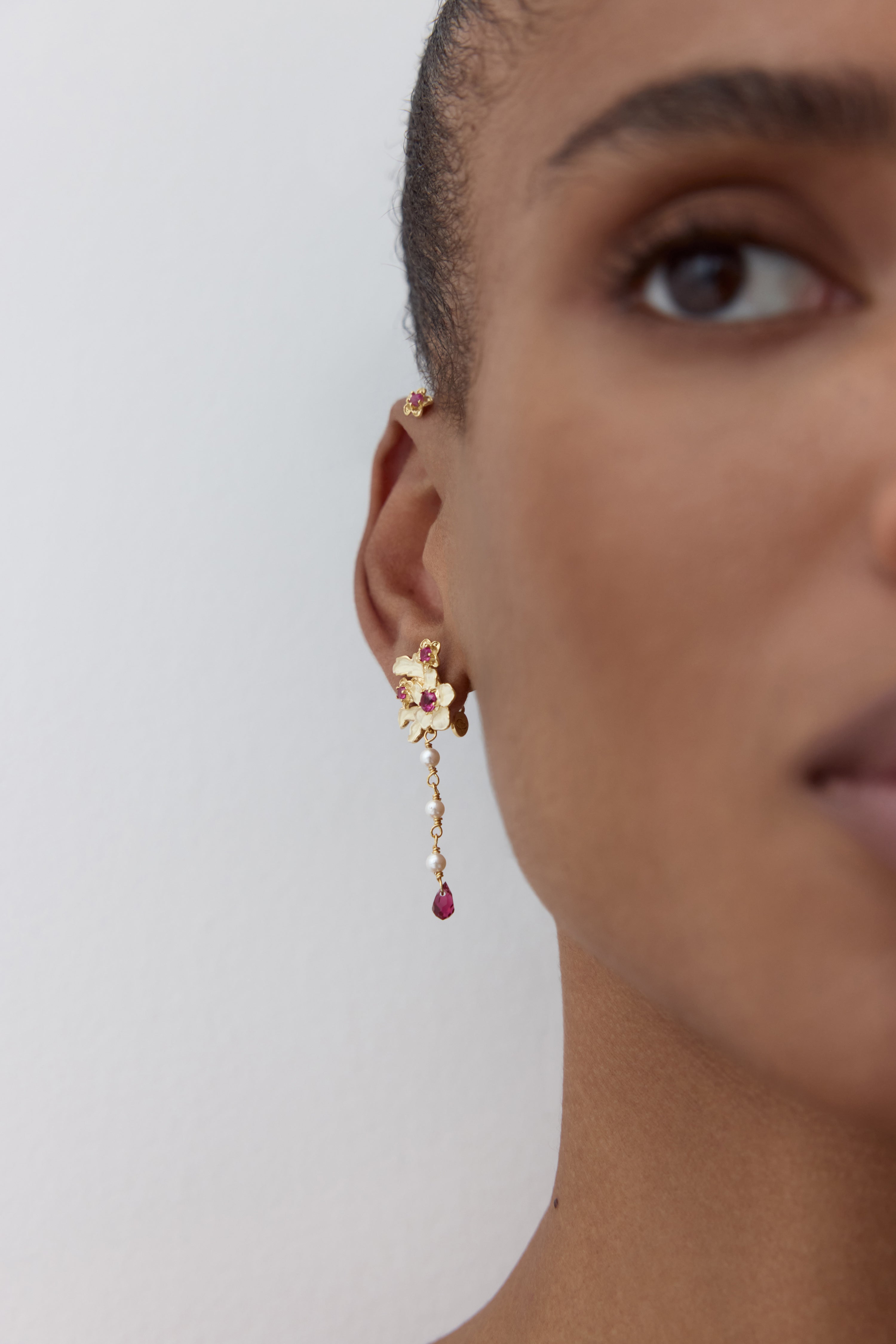 Boucles d'oreilles pendantes anémones dorées, cristaux roses et perles de culture