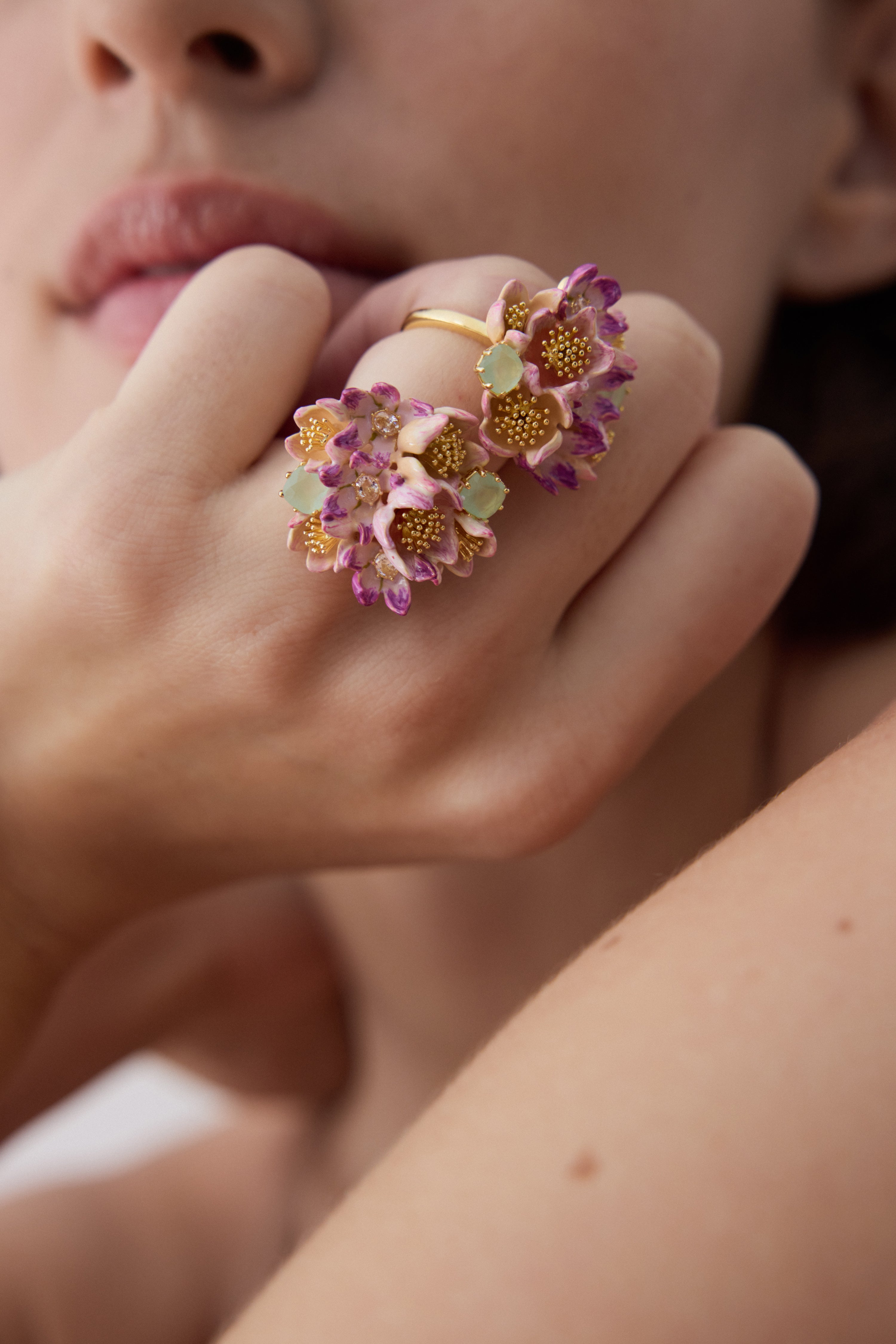 Bague bouquet d'hellébores rose et violette et verres facettés verts