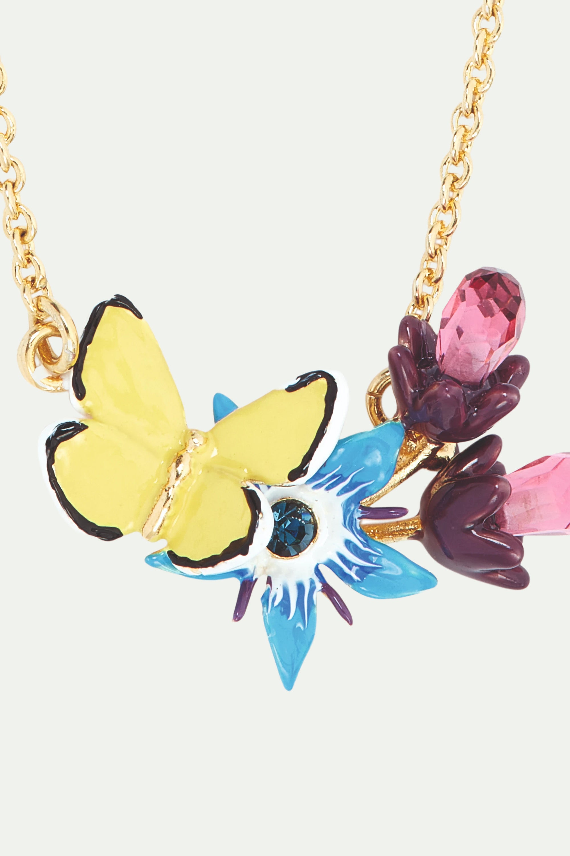 Collar colgante flor azul y mariposa amarilla