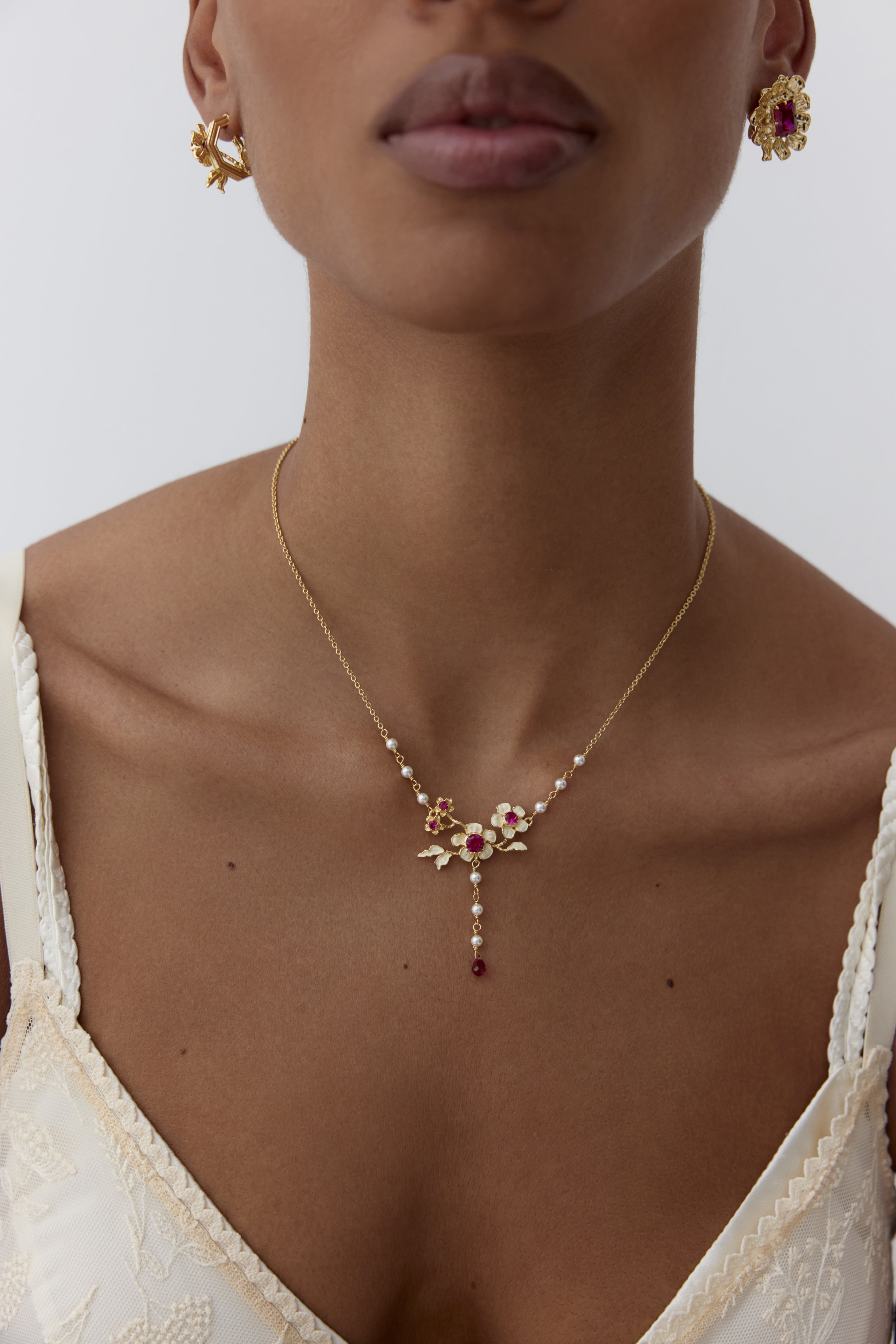 Collier plastron anémones dorées, cristaux roses et perles de culture
