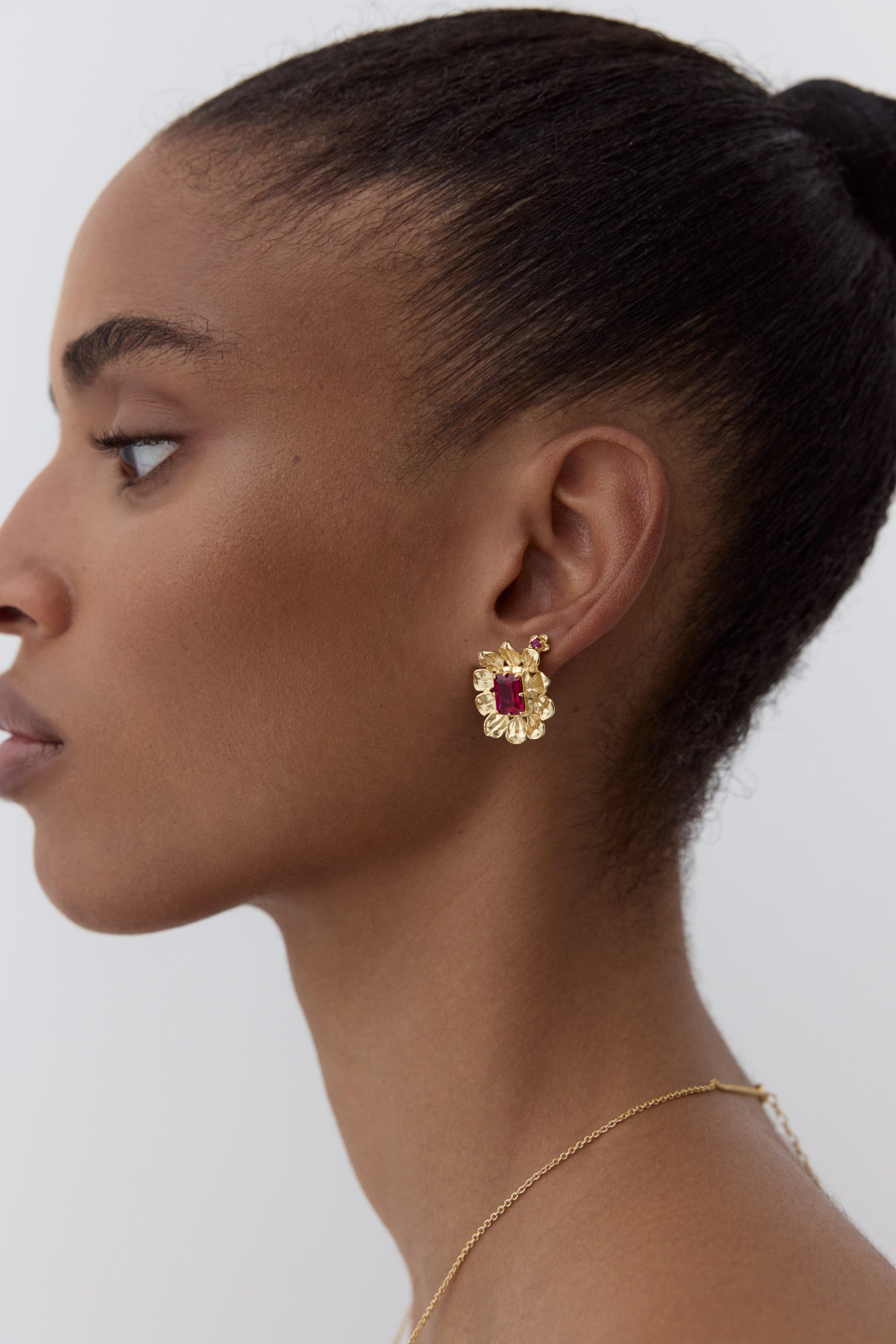 Boucles d'oreilles anémone dorée et pierre rose